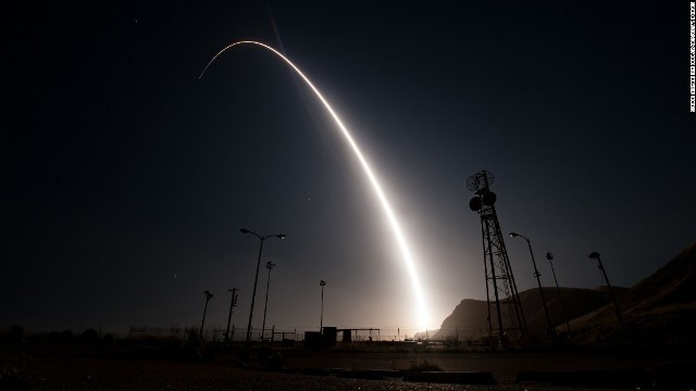４月の発射時の様子。米空軍は３日にもミサイルの発射実験を実施した