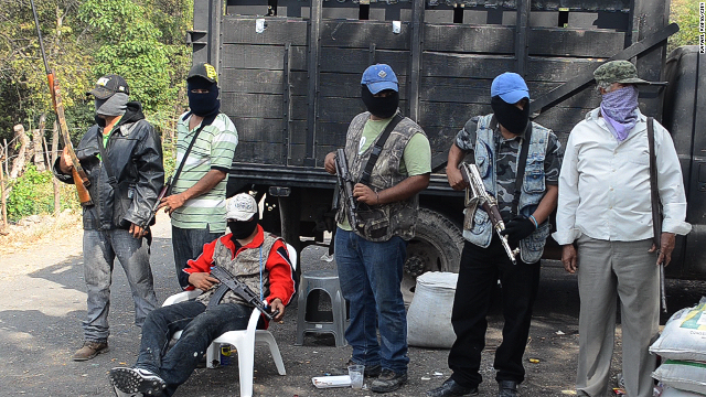 犯罪組織に対抗するために組織された自警団。メキシコでは麻薬戦争による死者が相次いでいる
