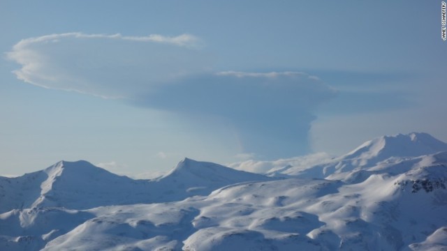 近くの島から撮影されたボゴスロフ火山の噴煙