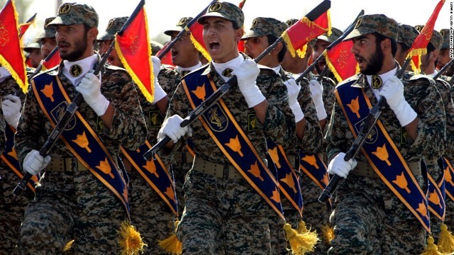 軍事パレードを行う革命防衛隊＝２０１２年、テヘラン