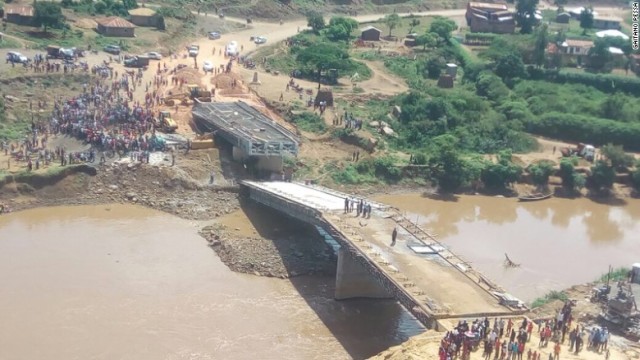 ケニア西部で完成予定だった橋が崩落
