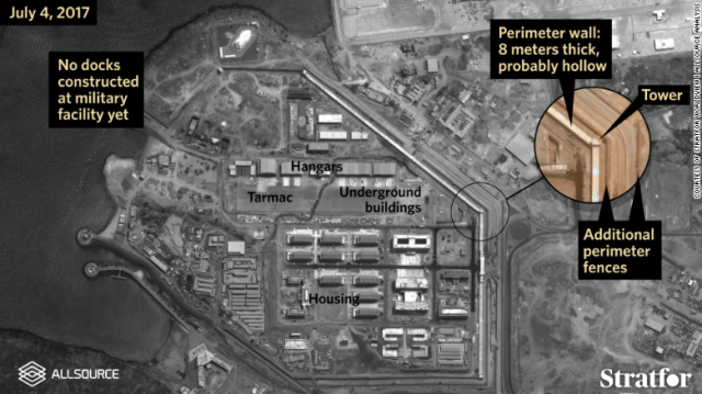 ジブチに建設中の中国軍基地の詳細を示す衛星写真＝ストラトフォー・ワールドビュー及びオールソース・アナリシス