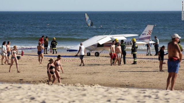 ビーチに小型機が緊急着陸し、２人が死亡した