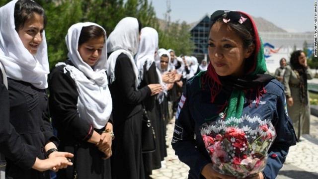 母国アフガニスタンの首都カブールで女子学生たちに迎えられるワイツさん