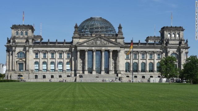 ベルリンで人気の観光名所となっている連邦議会議事堂