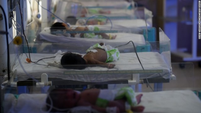 インドの公立病院の産科病棟に寝かせられた赤ちゃんたち