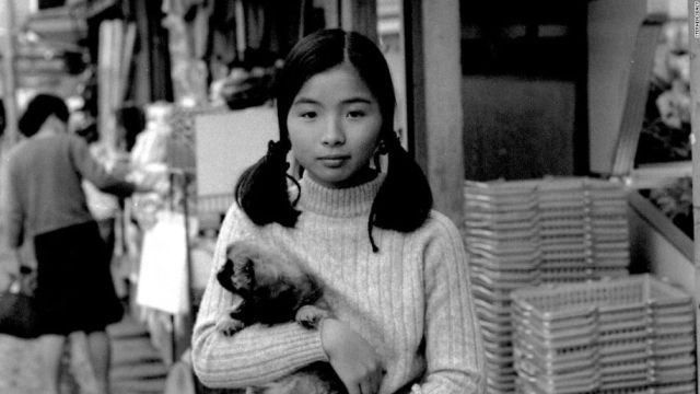 元米海軍兵のシーリーさんが１９７０年の横須賀で撮影した、愛犬を抱く少女