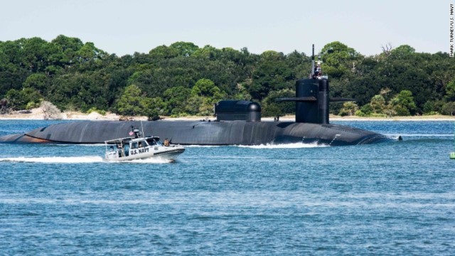 キングズベイ海軍潜水艦基地を出発する潜水艦