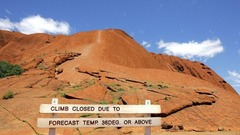 険しい坂や暑さなど、ウルルの登山はその過酷さでつとに有名。写真は高温の予報のために登山道が閉鎖されたことを示す看板