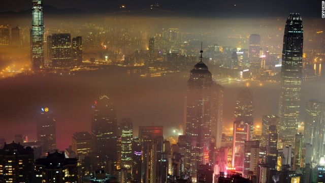 超高層ビル群に明かりがともり続ける香港の夜景