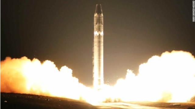 北朝鮮のミサイル発射の画像＝朝鮮労働党の機関紙「労働新聞」