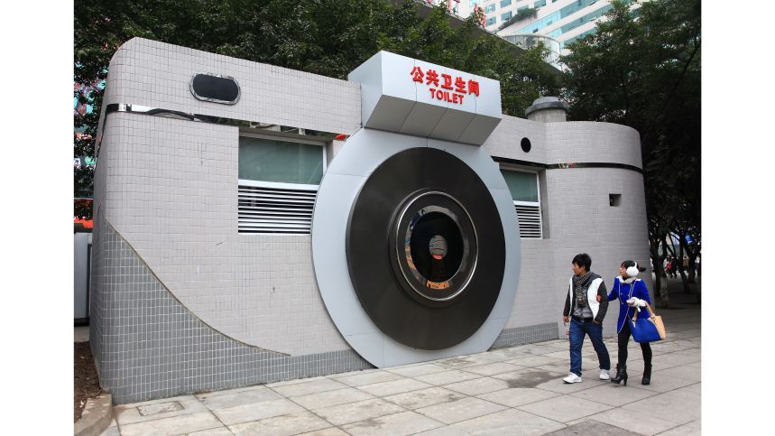四川省重慶市にあるカメラ型の公衆トイレ