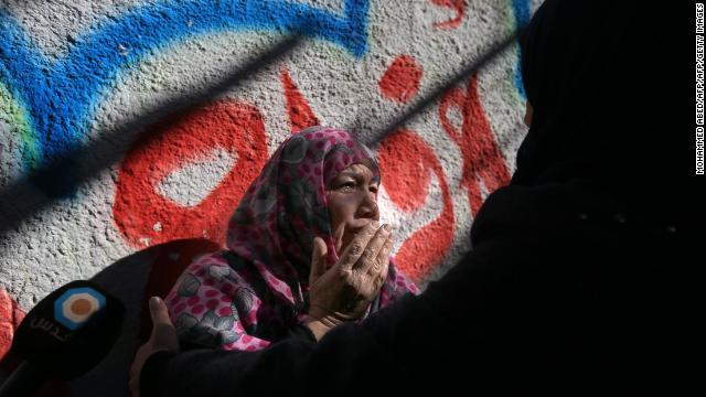 ８日のガザでの衝突で死亡した３０歳男性の親族が葬儀で追悼
