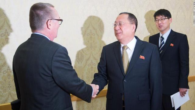 握手を交わす国連のフェルトマン事務次長（左）と北朝鮮の李容浩外相＝１２月７日、平壌