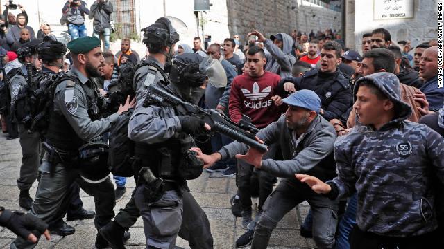 エルサレム旧市街でイスラエル軍がパレスチナ人のデモ隊と対峙（たいじ）＝１５日