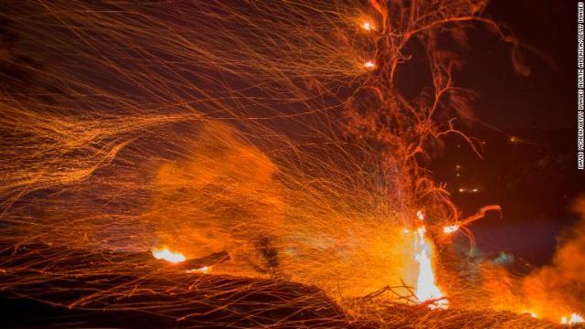 米カリフォルニア州の山火事は、来月初めに完全収束する見通しだという