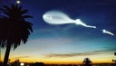 奇妙な飛行機雲に住民びっくり、正体はロケットの航跡　米