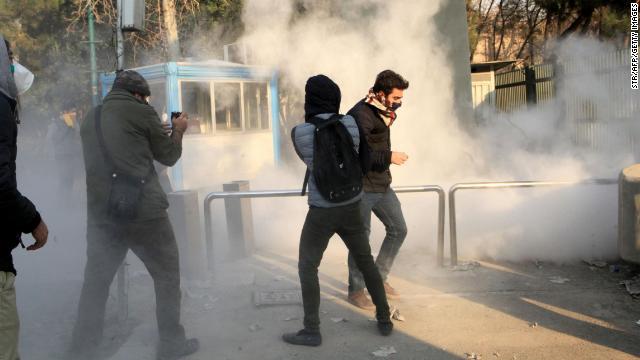 テヘラン大学での抗議デモの様子＝３０日