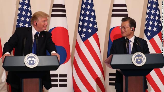 トランプ米大統領（左）と韓国の文在寅（ムンジェイン）大統領