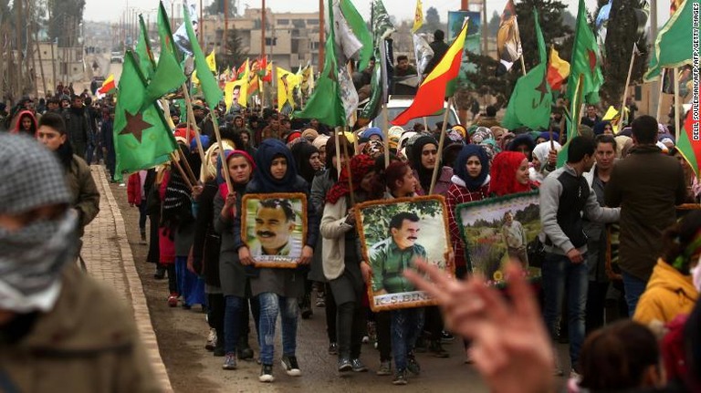 シリアのクルド人がトルコからの分離独立を目指すクルド労働者党指導者の写真を掲げて行進、アフリン地域へのサポートを示した