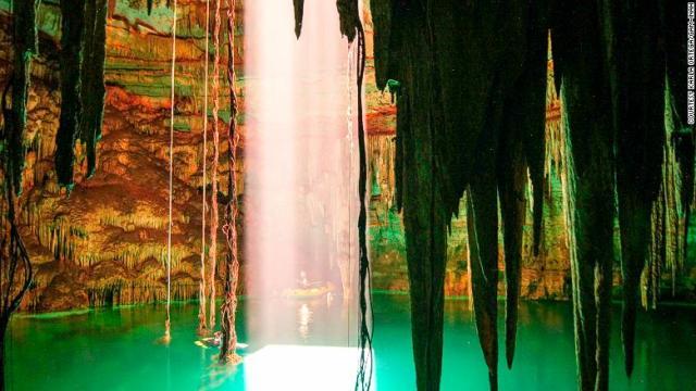 チチェンイツァ遺跡にある地下水をたたえた洞窟（セノーテ）。上部から陽光が降り注ぐ