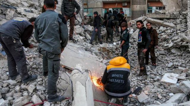 空爆によって破壊された建物で救助作業を行うホワイト・ヘルメッツのメンバーや市民＝６日、東グータ