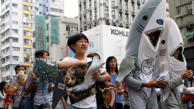 フカヒレのためのサメ漁に抗議する香港でのデモ行進