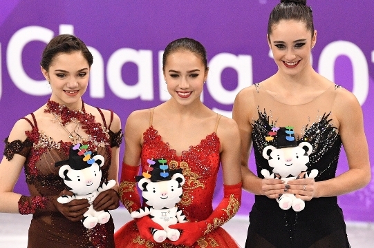 フィギュアスケート女子はロシアから参加のザギトワ（中央）が激戦を制し金メダル