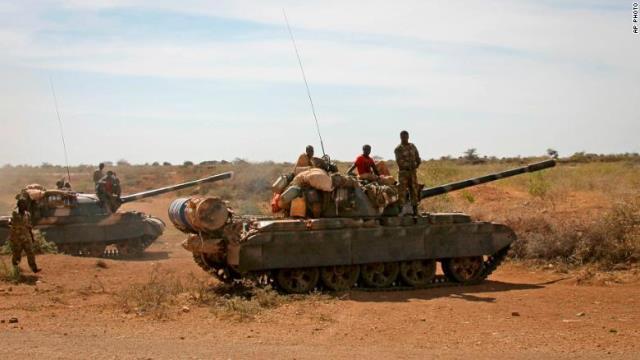 ソマリア・バイドアの外に待機するエチオピア軍の戦車＝２０１２年