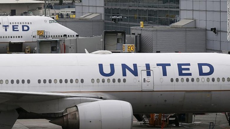 米ユナイテッド航空が、機内に持ち込まれたペットの犬の死亡について声明を発表