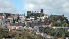 中世の城壁がぐるりと取り囲む丘の上の街、オビドス