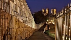 イングランド・ヨークの城壁。中世都市のものとしては域内最長を誇る（３．４キロ）