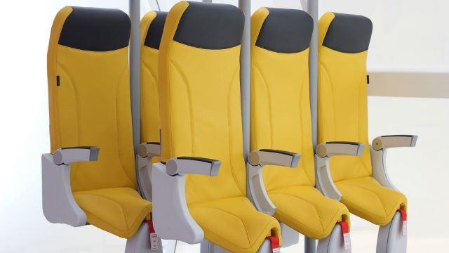 航空機の内装展示会で、立ち乗り座席の新モデルが披露された＝Aviointeriors