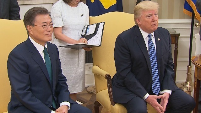 トランプ米大統領（右）と韓国の文在寅大統領＝２０１７年６月、ワシントン
