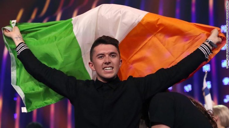 準決勝第１回でアイルランドの国旗を掲げる同国代表の男性