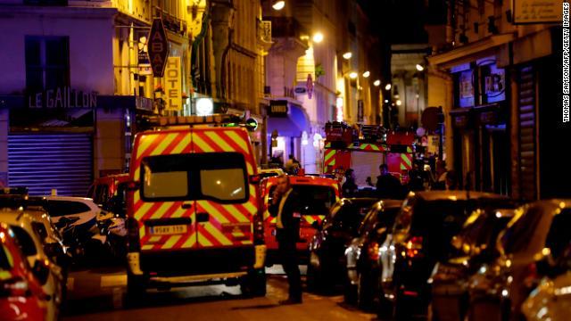 フランスの首都パリで刃物による襲撃事件があり、死傷者が出た