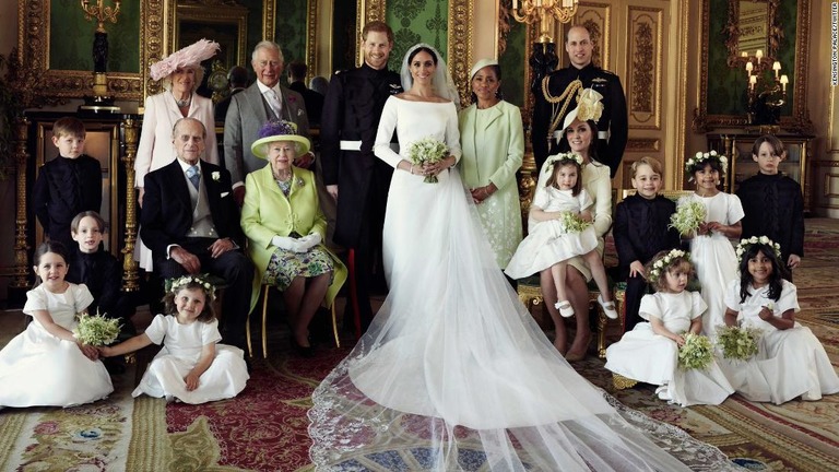 英王室が公開した結婚式当日の公式写真。中央がヘンリー王子夫妻で、エリザベス女王やフィリップ殿下（中段左）らの姿も見える