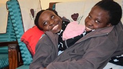 結合双生児の姉妹が２１歳で死去、情熱持ち大学にも　タンザニア