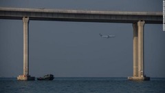 橋の向こうに香港の空港を目指す飛行機が見える