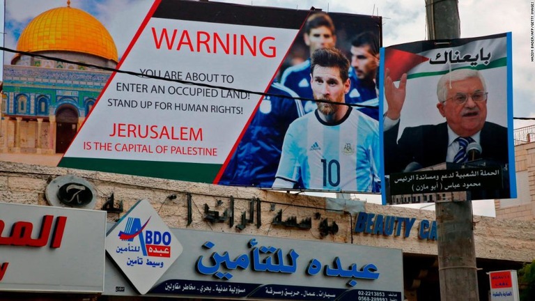 メッシ選手擁するアルゼンチンに対し、エルサレムでの試合を行わないよう警告する看板