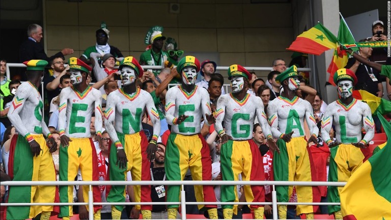 日本とセネガルの観客がスタジアムのごみを集め、ＳＮＳで賞賛の声があがっている