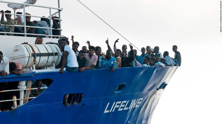 救助船「ライフライン」に乗った移民ら＝２１日