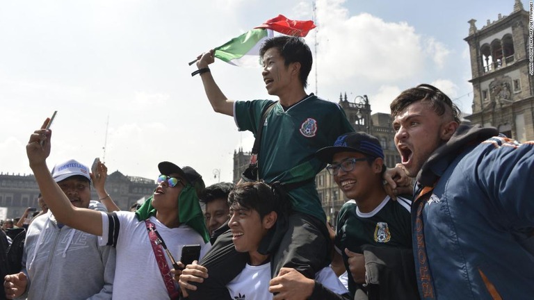 メキシコサポーターが敗退の危機を救った韓国チームをたたえてお祭り騒ぎ