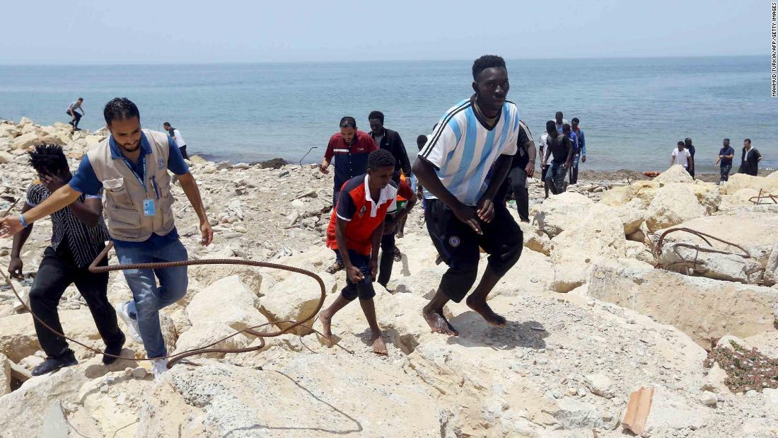 救出された人々がトリポリ東部の海岸に到着
