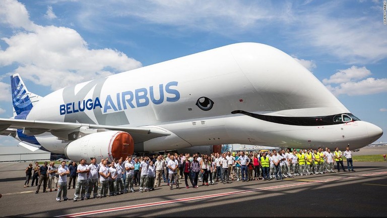エアバスが新たに開発した大型貨物機「ベルーガＸＬ」がお披露目