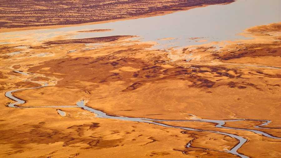 湖の水は砂漠での降水が約１００キロの道のりを経て流入してくる/Courtesy Lachlan Swan