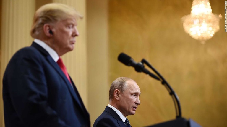 ロシアのプーチン大統領（右）は「とても強い人」とトランプ氏/BRENDAN SMIALOWSKI/AFP/Getty Images