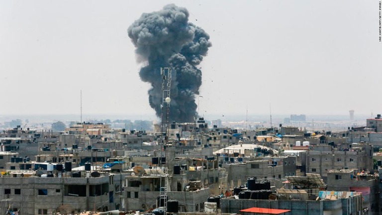 ガザ地区への空爆で黒煙が立ち上る様子/SAID KHATIB/AFP/Getty Images