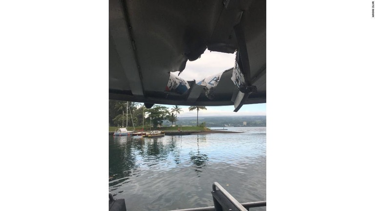 溶岩の直撃を受けた観光船の屋根の様子/Hawaii DLNR