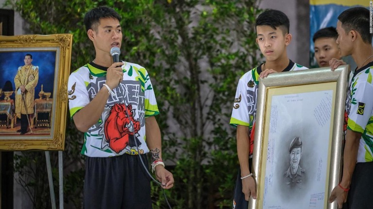 救助活動中に亡くなった元ＳＥＡＬ隊員に哀悼の意を捧げる少年たち/Linh Pham/Getty Images